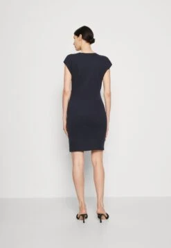 Marc O'Polo DRESS SHORT SLEEVE ROUND NECK SOLID - Etuikleid - Deep Blue Sea 10 Marc O'Polo DRESS SHORT SLEEVE ROUND NECK SOLID - Etuikleid - Deep Blue Sea -Marc OPolo Geschaft 002b73c97133429ba8cfb63807a4f350