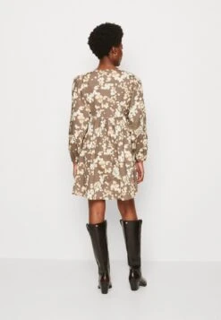 Marc O'Polo FEMININE V NECK - Freizeitkleid - Multi 10 Marc O'Polo FEMININE V NECK - Freizeitkleid - Multi -Marc OPolo Geschaft 017ab7ba025e4ef88f2bab2276799706