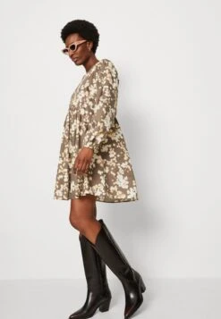 Marc O'Polo FEMININE V NECK - Freizeitkleid - Multi 11 Marc O'Polo FEMININE V NECK - Freizeitkleid - Multi -Marc OPolo Geschaft 0b67bed922234194adda11b7031dc86e