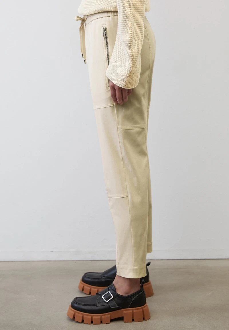 Marc O'Polo TRAVEL MODELL LONTTA AUS - Stoffhose - Chalky Sand 7 Marc O'Polo TRAVEL MODELL LONTTA AUS - Stoffhose - Chalky Sand – Bild 5