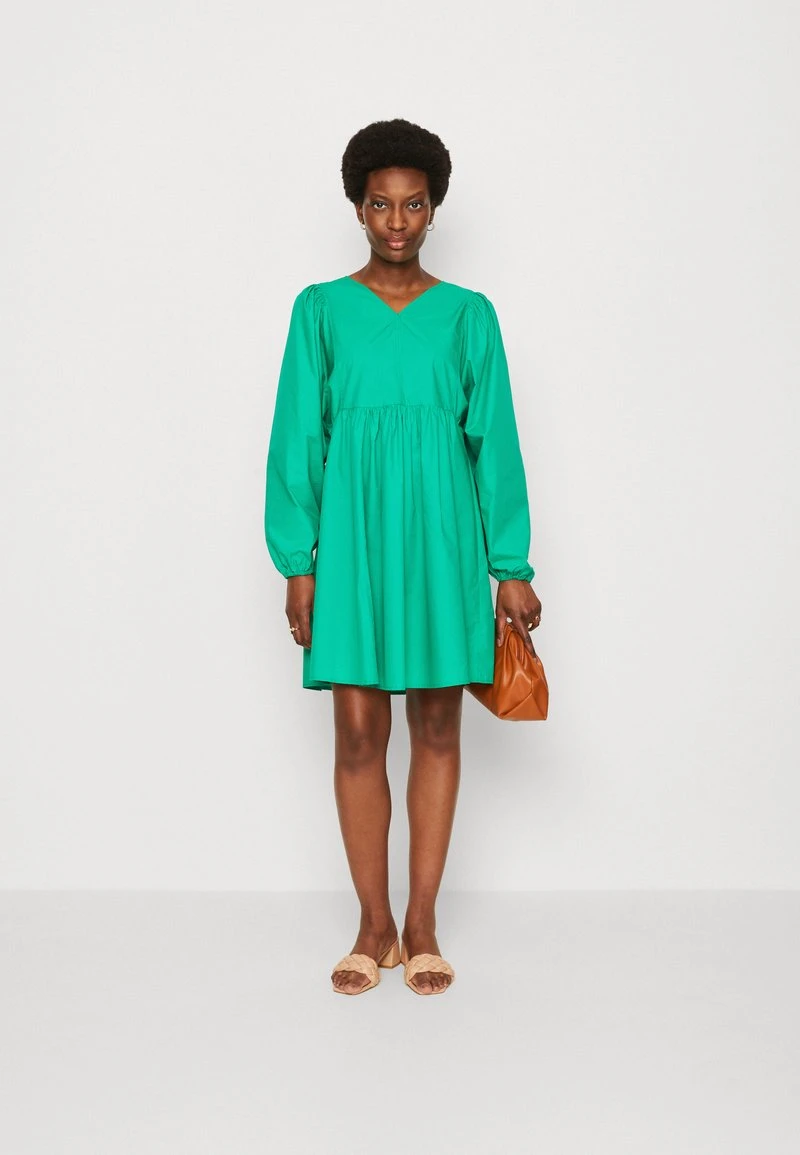 Marc O'Polo DRESS FEMININE STYLE SLEEVE VOLUME V NECK SHORT LENGTH - Freizeitkleid - Vivid Green 4 Marc O'Polo DRESS FEMININE STYLE SLEEVE VOLUME V NECK SHORT LENGTH - Freizeitkleid - Vivid Green – Bild 2