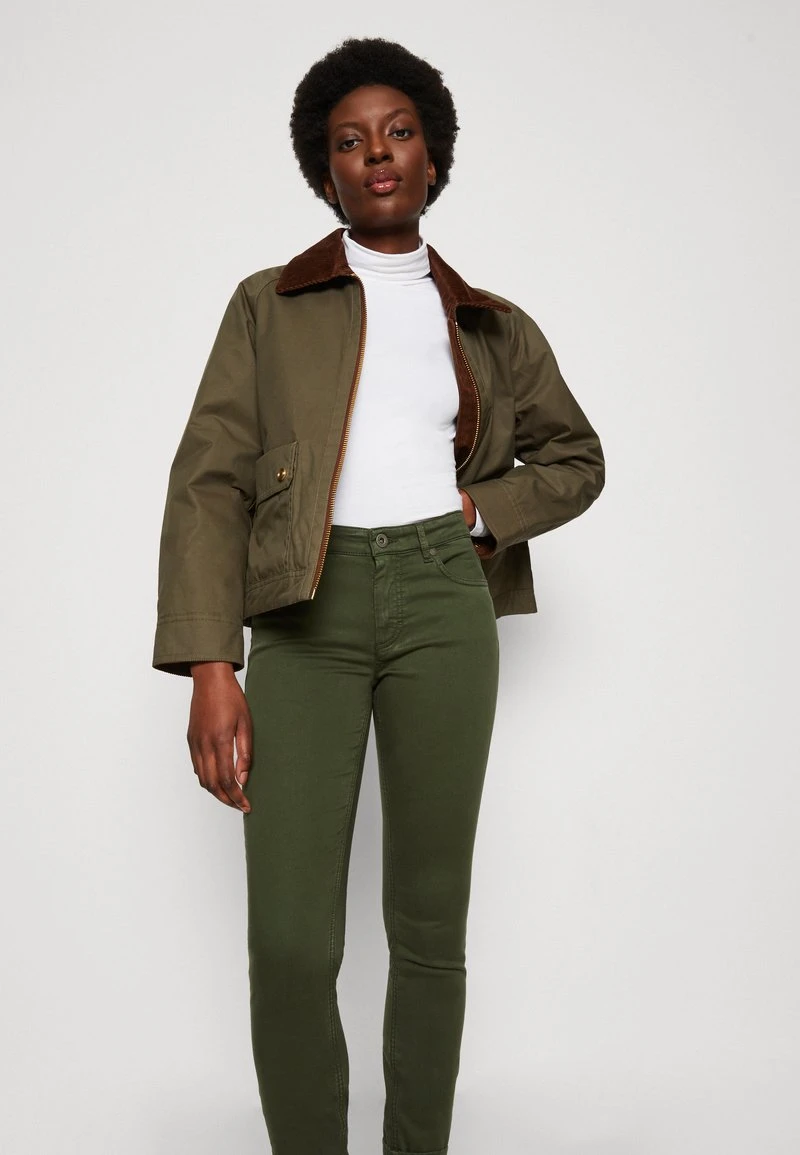 Marc O'Polo 5 POCKET MID WAIST SLIM LEG REGULAR LENGTH - Stoffhose - Wild Olive 6 Marc O'Polo 5 POCKET MID WAIST SLIM LEG REGULAR LENGTH - Stoffhose - Wild Olive – Bild 4