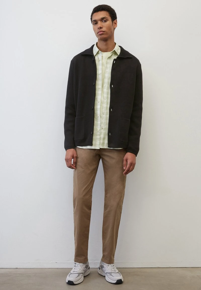 Marc O'Polo REGULAR MIT GERIPPTEM UMLEGEKRAGEN - Strickjacke - Black 7 Marc O'Polo REGULAR MIT GERIPPTEM UMLEGEKRAGEN - Strickjacke - Black – Bild 5