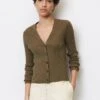 Marc O'Polo SCHMALER V-NECK - Strickjacke - Earthy Brown 1 Marc O'Polo SCHMALER V-NECK - Strickjacke - Earthy Brown -Marc OPolo Geschaft 31207e3ddcee499babb22eae08451dff