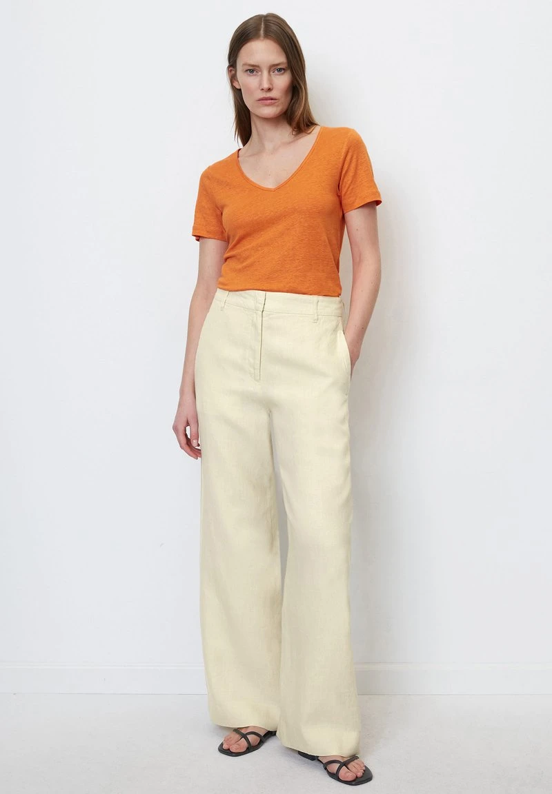 Marc O'Polo V-NECK - T-Shirt Basic - Marigold Orange 4 Marc O'Polo V-NECK - T-Shirt Basic - Marigold Orange – Bild 2
