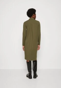 Marc O'Polo DRESS LONG SLEEVE COLLAR BUTTON PLACKET - Jerseykleid - Wild Olive 10 Marc O'Polo DRESS LONG SLEEVE COLLAR BUTTON PLACKET - Jerseykleid - Wild Olive -Marc OPolo Geschaft 43a99290821d40eb93a60839abc6c633