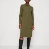 Marc O'Polo DRESS LONG SLEEVE COLLAR BUTTON PLACKET - Jerseykleid - Wild Olive 1 Marc O'Polo DRESS LONG SLEEVE COLLAR BUTTON PLACKET - Jerseykleid - Wild Olive -Marc OPolo Geschaft 4a8f0119d86342f380048850746cb721