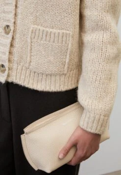 Marc O'Polo MIT ABNEHMBARER HANDSCHLAUFE - Clutch - Frosty Sand