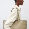 Marc O'Polo SHOPPER AUS GENARBTEM - Shopping Bag - Dusty Earth -Marc OPolo Geschaft 532745e0f5544f0cb35a069484d45a12