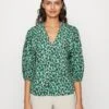 Marc O'Polo DEEP V NECK VOLUME SLEEVE ELASTIC HEM PRINTED - Bluse - Green