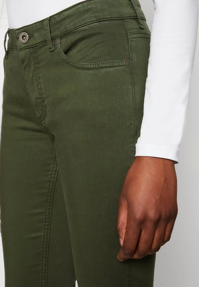 Marc O'Polo 5 POCKET MID WAIST SLIM LEG REGULAR LENGTH - Stoffhose - Wild Olive 8 Marc O'Polo 5 POCKET MID WAIST SLIM LEG REGULAR LENGTH - Stoffhose - Wild Olive – Bild 6