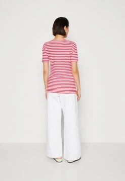 Marc O'Polo SHORT SLEEVE BOAT NECK - T-Shirt Print - Multi/dahlia Pink 10 Marc O'Polo SHORT SLEEVE BOAT NECK - T-Shirt Print - Multi/dahlia Pink -Marc OPolo Geschaft 61656541c5f14b3c942b773270a7292e