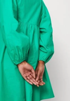 Marc O'Polo DRESS FEMININE STYLE SLEEVE VOLUME V NECK SHORT LENGTH - Freizeitkleid - Vivid Green 13 Marc O'Polo DRESS FEMININE STYLE SLEEVE VOLUME V NECK SHORT LENGTH - Freizeitkleid - Vivid Green -Marc OPolo Geschaft 63ff0e1f10af48fcb17e754c55d04485