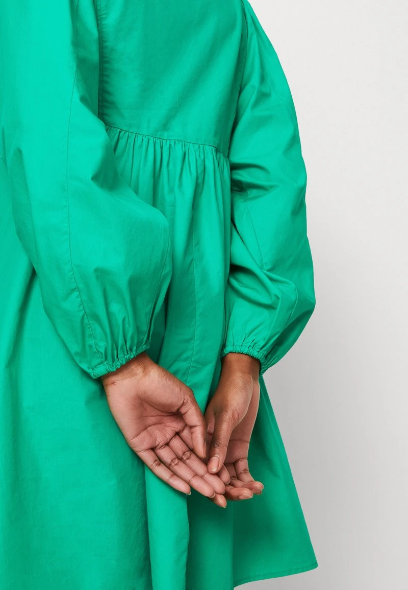 Marc O'Polo DRESS FEMININE STYLE SLEEVE VOLUME V NECK SHORT LENGTH - Freizeitkleid - Vivid Green 8 Marc O'Polo DRESS FEMININE STYLE SLEEVE VOLUME V NECK SHORT LENGTH - Freizeitkleid - Vivid Green – Bild 6