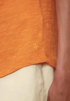 Marc O'Polo V-NECK REGULAR - T-Shirt Basic - Marigold Orange -Marc OPolo Geschaft 650fdd4ea4ac42fda3065bd411d7db2b