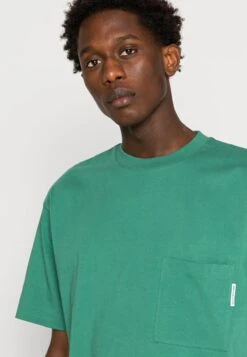 Marc O'Polo DENIM SHORT SLEEVE CHEST POCKET - T-Shirt Basic - Green Depths 12 Marc O'Polo DENIM SHORT SLEEVE CHEST POCKET - T-Shirt Basic - Green Depths -Marc OPolo Geschaft 66e39fcd7b92428dad0460a9070dda9c