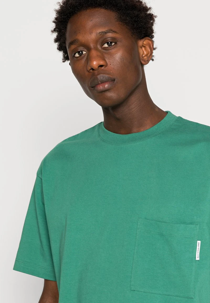 Marc O'Polo DENIM SHORT SLEEVE CHEST POCKET - T-Shirt Basic - Green Depths 7 Marc O'Polo DENIM SHORT SLEEVE CHEST POCKET - T-Shirt Basic - Green Depths – Bild 5