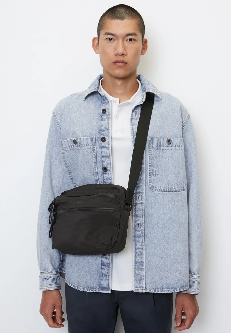 Marc O'Polo MIT WASSERABWEISENDEM ZIPPER - Umhängetasche - Black 3 Marc O'Polo MIT WASSERABWEISENDEM ZIPPER - Umhängetasche - Black