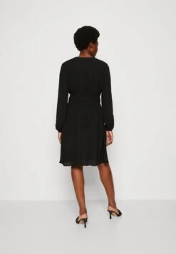 Marc O'Polo DRESS FEMININ STYLE DEEP V-NECK FITTED WAIST - Freizeitkleid - Black -Marc OPolo Geschaft 6d741dde53de4f2990896adfe6d4cdaa