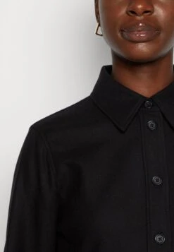 Marc O'Polo DRESS FEMININ SILHOUETTE SHIRT STYLE CUT LINES - Blusenkleid - Black 13 Marc O'Polo DRESS FEMININ SILHOUETTE SHIRT STYLE CUT LINES - Blusenkleid - Black -Marc OPolo Geschaft 72db6e9f90e14940bf8880146c8f7c53