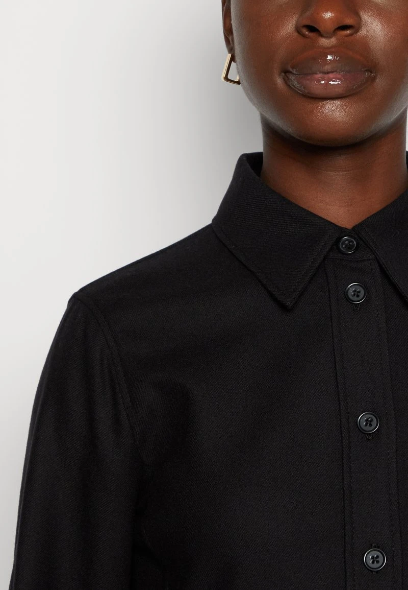 Marc O'Polo DRESS FEMININ SILHOUETTE SHIRT STYLE CUT LINES - Blusenkleid - Black 8 Marc O'Polo DRESS FEMININ SILHOUETTE SHIRT STYLE CUT LINES - Blusenkleid - Black – Bild 6