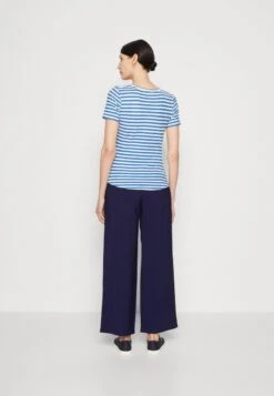 Marc O'Polo SHORT SLEEVE V NECK - T-Shirt Print - Multi/summer Sky -Marc OPolo Geschaft 732de4ba5f604f1ab1e4384f43fbb539