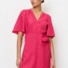 Marc O'Polo WRAP STYLE FLARED SLEEVE SHORT - Freizeitkleid - Dahlia Pink 1 Marc O'Polo WRAP STYLE FLARED SLEEVE SHORT - Freizeitkleid - Dahlia Pink -Marc OPolo Geschaft 7c7ef277543140eaa1f3303dda9384ce
