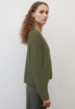 Marc O'Polo V-NECK-CARDIGAN CROPPED AUS HEAVY-WEIGHT-ORG - Strickjacke - Wild Olive -Marc OPolo Geschaft 7f3b5702635346c4aade9a381b5fe357