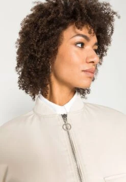 Marc O'Polo DENIM SHORT THERMORE PADDED PATCH POCKETS ZIP - Bomberjacke - Bayshore Beige 12 Marc O'Polo DENIM SHORT THERMORE PADDED PATCH POCKETS ZIP - Bomberjacke - Bayshore Beige -Marc OPolo Geschaft 8240772f8a4b4c8da857bdc8dbdf71ed