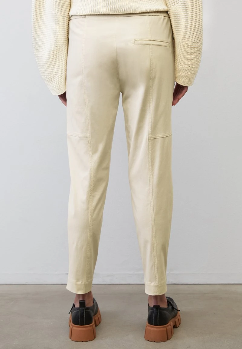 Marc O'Polo TRAVEL MODELL LONTTA AUS - Stoffhose - Chalky Sand 6 Marc O'Polo TRAVEL MODELL LONTTA AUS - Stoffhose - Chalky Sand – Bild 4