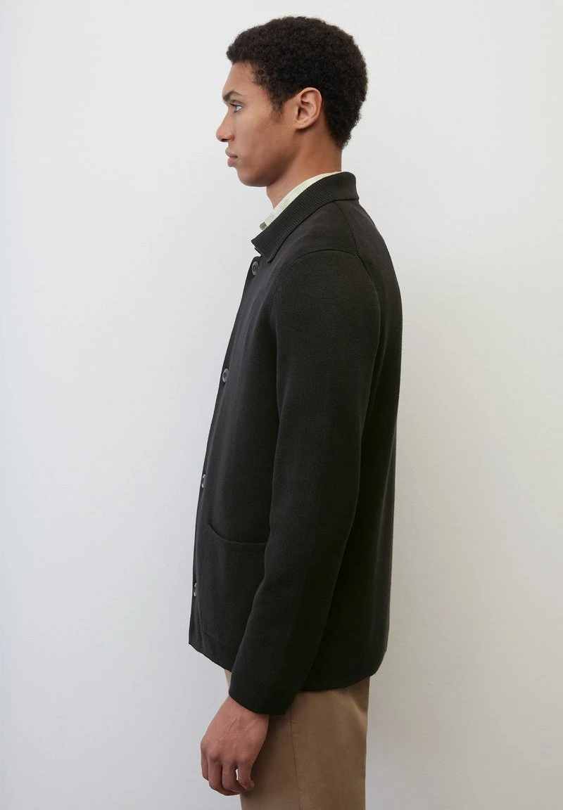 Marc O'Polo REGULAR MIT GERIPPTEM UMLEGEKRAGEN - Strickjacke - Black 6 Marc O'Polo REGULAR MIT GERIPPTEM UMLEGEKRAGEN - Strickjacke - Black – Bild 4