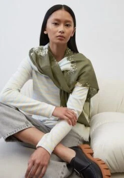 Marc O'Polo QUADRATISCHES - Schal - Spring Pine -Marc OPolo Geschaft 97e7d04641cd48999f4280dec4dca442