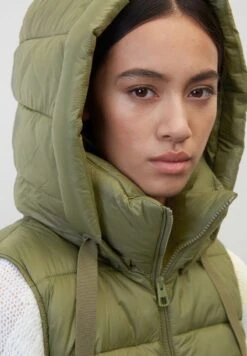 Marc O'Polo REGULAR MIT RECYCELTEN MAT - Weste - Wild Olive -Marc OPolo Geschaft a593f6d628204a6b90f9daf3ad34a36e