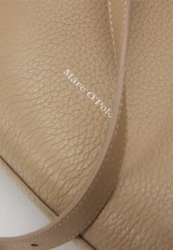 Marc O'Polo MOD BRINJA - Handtasche - Sandy Shore 12 Marc O'Polo MOD BRINJA - Handtasche - Sandy Shore -Marc OPolo Geschaft a9c783480fc34ce2b9f38bd7c14e5787