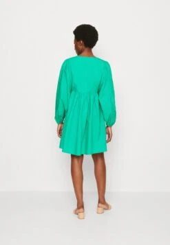 Marc O'Polo DRESS FEMININE STYLE SLEEVE VOLUME V NECK SHORT LENGTH - Freizeitkleid - Vivid Green 10 Marc O'Polo DRESS FEMININE STYLE SLEEVE VOLUME V NECK SHORT LENGTH - Freizeitkleid - Vivid Green -Marc OPolo Geschaft afbd4501e47342059b1f5b6a0baf1768