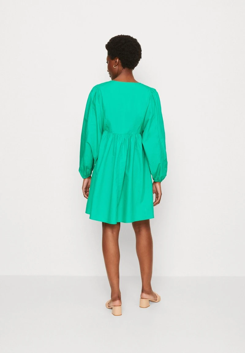 Marc O'Polo DRESS FEMININE STYLE SLEEVE VOLUME V NECK SHORT LENGTH - Freizeitkleid - Vivid Green 5 Marc O'Polo DRESS FEMININE STYLE SLEEVE VOLUME V NECK SHORT LENGTH - Freizeitkleid - Vivid Green – Bild 3