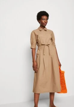 Marc O'Polo STYLE BELTED WAIST PLEATS - Blusenkleid - Dusty Earth -Marc OPolo Geschaft b1e5d6fcd4524b25866cd2950a4aa536