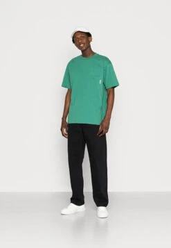 Marc O'Polo DENIM SHORT SLEEVE CHEST POCKET - T-Shirt Basic - Green Depths 9 Marc O'Polo DENIM SHORT SLEEVE CHEST POCKET - T-Shirt Basic - Green Depths -Marc OPolo Geschaft b3934743b7934b49aade4135c389c1a7