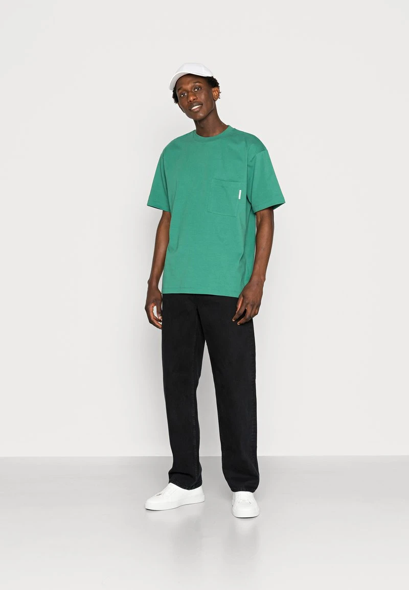 Marc O'Polo DENIM SHORT SLEEVE CHEST POCKET - T-Shirt Basic - Green Depths 4 Marc O'Polo DENIM SHORT SLEEVE CHEST POCKET - T-Shirt Basic - Green Depths – Bild 2