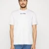 Marc O'Polo SHORT SLEEVE PRINTED ARTWORK AT CHESTRIBBED NECK TRI - T-Shirt Basic - White -Marc OPolo Geschaft bbb40ad53c474216add5aca8806830fb