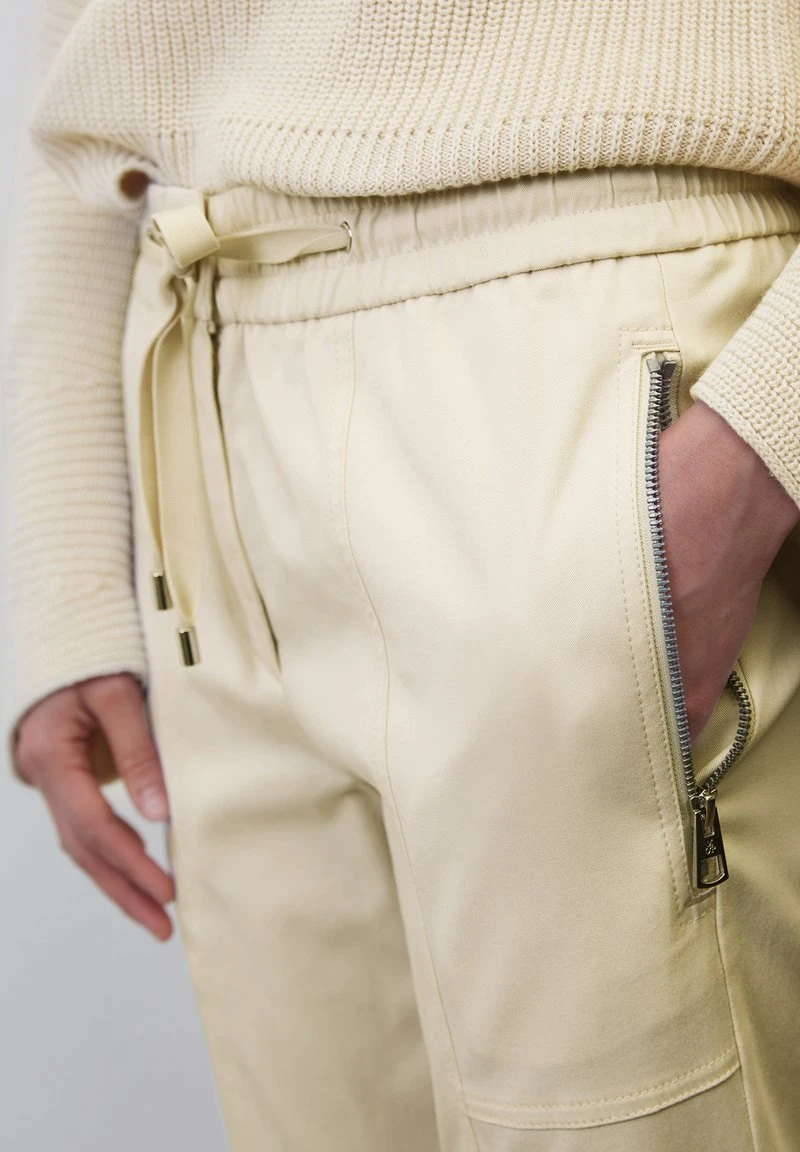 Marc O'Polo TRAVEL MODELL LONTTA AUS - Stoffhose - Chalky Sand 3 Marc O'Polo TRAVEL MODELL LONTTA AUS - Stoffhose - Chalky Sand