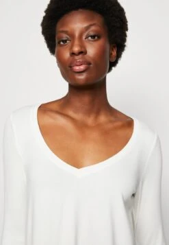 Marc O'Polo 3/4 SLEEVE V NECK - Langarmshirt - White 11 Marc O'Polo 3/4 SLEEVE V NECK - Langarmshirt - White -Marc OPolo Geschaft d6d7cab9d0914dc2a2172feb4c814785