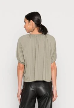 Marc O'Polo BLOUSE DEEP BOAT NECK RUFFELS AT NECKLINE PUFFER SLEEV - Bluse - Sundried Sage 10 Marc O'Polo BLOUSE DEEP BOAT NECK RUFFELS AT NECKLINE PUFFER SLEEV - Bluse - Sundried Sage -Marc OPolo Geschaft d7d04d38646542aabf3bda9accd70256