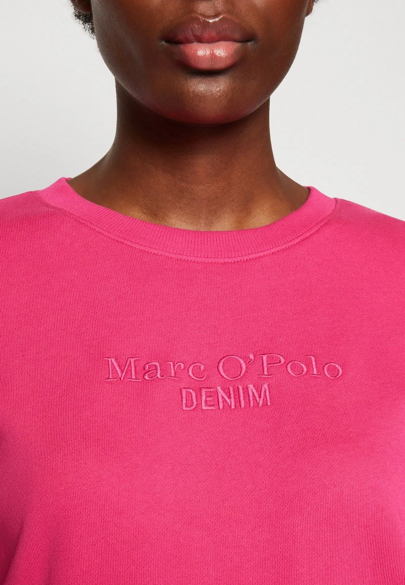 Marc O'Polo DENIM BASIC FIT CREW NECK LOGO EMBROIDERY - Sweatshirt - Fresh Fuschia 8 Marc O'Polo DENIM BASIC FIT CREW NECK LOGO EMBROIDERY - Sweatshirt - Fresh Fuschia – Bild 6