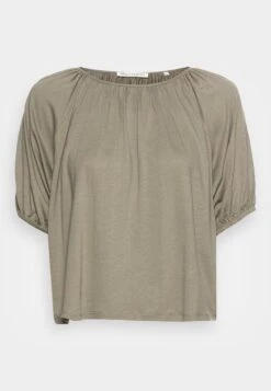 Marc O'Polo BLOUSE DEEP BOAT NECK RUFFELS AT NECKLINE PUFFER SLEEV - Bluse - Sundried Sage 11 Marc O'Polo BLOUSE DEEP BOAT NECK RUFFELS AT NECKLINE PUFFER SLEEV - Bluse - Sundried Sage -Marc OPolo Geschaft de319992e94b41b9b0bf764aa4c00777