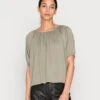 Marc O'Polo BLOUSE DEEP BOAT NECK RUFFELS AT NECKLINE PUFFER SLEEV - Bluse - Sundried Sage