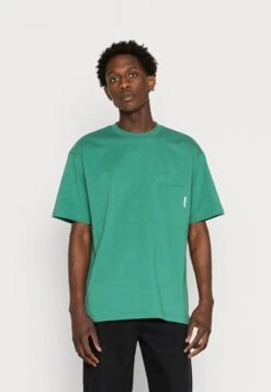 Marc O'Polo DENIM SHORT SLEEVE CHEST POCKET - T-Shirt Basic - Green Depths 13 Marc O'Polo DENIM SHORT SLEEVE CHEST POCKET - T-Shirt Basic - Green Depths -Marc OPolo Geschaft e7fa02f41257487997cc28e23e735ebb 1