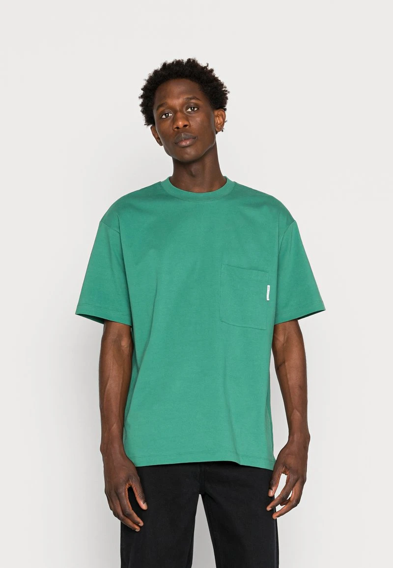 Marc O'Polo DENIM SHORT SLEEVE CHEST POCKET - T-Shirt Basic - Green Depths 8 Marc O'Polo DENIM SHORT SLEEVE CHEST POCKET - T-Shirt Basic - Green Depths – Bild 6