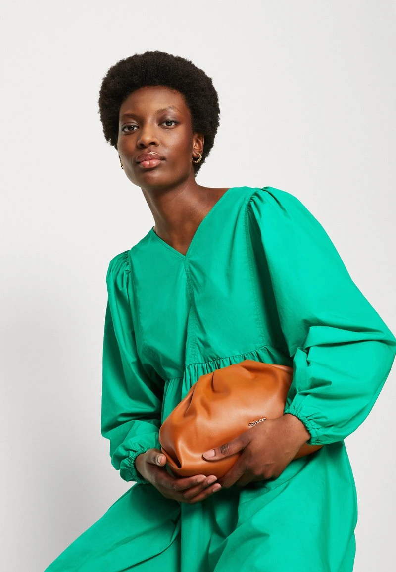 Marc O'Polo DRESS FEMININE STYLE SLEEVE VOLUME V NECK SHORT LENGTH - Freizeitkleid - Vivid Green 6 Marc O'Polo DRESS FEMININE STYLE SLEEVE VOLUME V NECK SHORT LENGTH - Freizeitkleid - Vivid Green – Bild 4