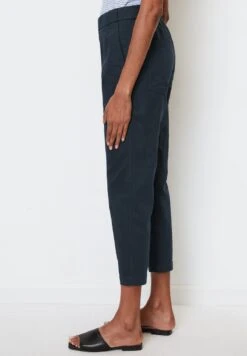 Marc O'Polo BARREL SHAPE MIT GUMMIZUG - Stoffhose - Deep Blue Sea -Marc OPolo Geschaft eb05ace61c054a418041e34ada46fb14